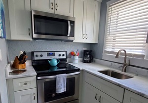 One bedroom getaway adjacent to Main Street and all the fun in downtown Dunedin!