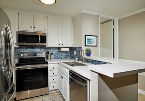 One-Bedroom Haven with Beautiful Peek Ocean Views and Lush Gardens!