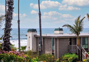One-Bedroom Haven with Beautiful Peek Ocean Views and Lush Gardens!