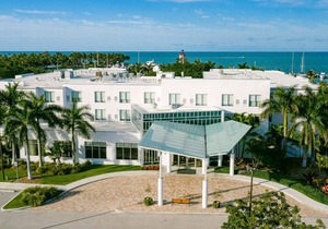 Outdoor Escape! Three Comfy Units Near Attraction and Pool