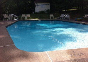 OUTDOOR POOL | MOUNTAINSIDE AT SUGARBUSH | WALK TO SLOPES |