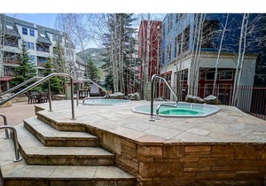 Outstanding 2BR in River Run. Fully stocked, steps from gondola and shopping