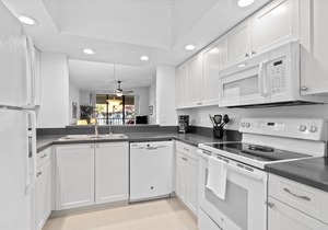 Peaceful Lakeview Condo 2 Pools Minutes to IMG & Beaches