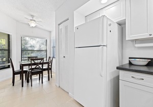 Peaceful Lakeview Condo 2 Pools Minutes to IMG & Beaches