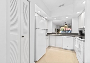 Peaceful Lakeview Condo 2 Pools Minutes to IMG & Beaches