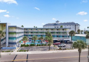 Pelican Pointe 215:Walk to Beach~Pool~Free Parking