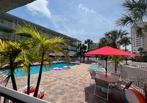 Pelican Pointe 112:Walk to Beach~Pool~Free Parking
