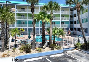 Pelican Pointe 112:Walk to Beach~Pool~Free Parking