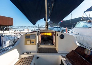 Pequeño velero en Port Forum ideal para Backpackers