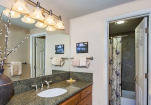 Perfect Beach Getaway! On-site Pool and Picnic Areas, Near Zephyr Cove Beach!