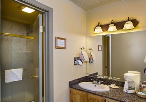 Perfect Beach Getaway! On-site Pool and Picnic Areas, Near Zephyr Cove Beach!