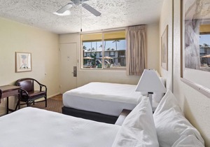 Perfect Family Vacation! 4 Poolside Units, Relax on the Nearby Ho’aloha Beach!