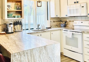 Perfect Summer backyard, Steps to Beach, Bikes, boogie-board, bunk beds, Grill