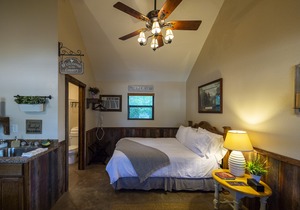 Pet Friendly Cabin 4 - 15 Minutes from Magnolia and Baylor