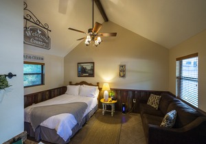 Pet Friendly Cabin 4 - 15 Minutes from Magnolia and Baylor