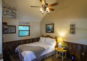 Pet Friendly Cabin 4 - 15 Minutes from Magnolia and Baylor