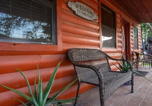 Pet Friendly Cabin 4 - 15 minutes from Magnolia and Baylor