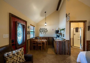 Pet Friendly Cabin 4 - 15 minutes from Magnolia and Baylor
