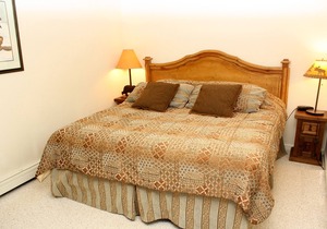 Pinecreek #I - 1 BR - Close to Town - Shuttle to Slopes - Pool and Hot Tub