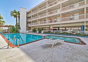 Pool & Direct Beach Access: Corpus Christi Escape