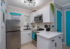 🌴Poolside Studio @ Tropic Terrace | Ground Floor Steps to Beach King Bed ➠ TT10
