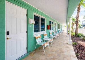 🌴Poolside Studio @ Tropic Terrace | Ground Floor Steps to Beach King Bed ➠ TT10