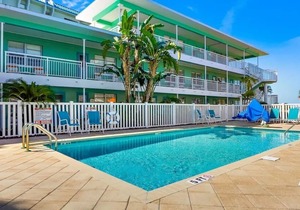 🌴Poolside Studio @ Tropic Terrace | Ground Floor Steps to Beach King Bed ➠ TT10