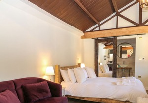 PORRICK - NO. 2, pet friendly, with a garden in Goring-On-Thames