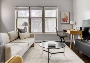 Premium Lakeview 3BR w/ W/D & BBQ, nr Belmont L, by Blueground