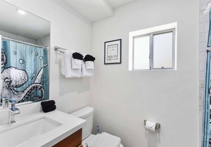 Prime DTPH Location w Pool and Parking