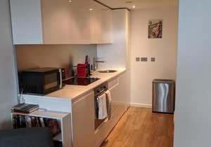 Prime Leeds Apartment With Balcony