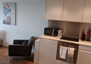 Prime Leeds Apartment With Balcony