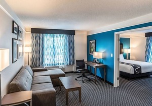 Prime Location! 4 Convenient Units, Pool, Free Parking, Free Breakfast
