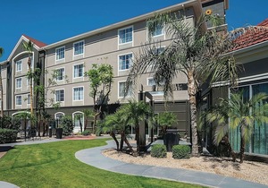 Prime Location! 4 Convenient Units, Pool, Free Parking, Free Breakfast