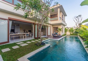 Private Pool, Lush Greenery, Walk Distance to Beach, Fit for Large Group of 15!!
