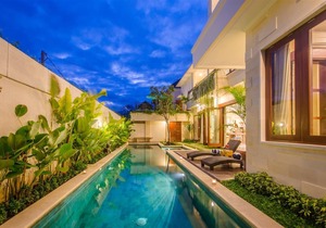 Private Pool, Lush Greenery, Walk Distance to Beach, Fit for Large Group of 15!!