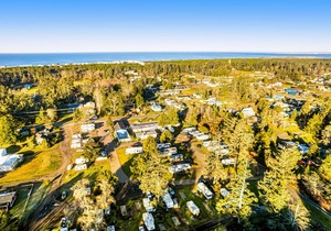 Quaint room with a kitchenette, fast WiFi, TV - less than a mile from the beach