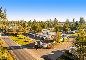 Quaint room with a kitchenette, fast WiFi, TV - less than a mile from the beach