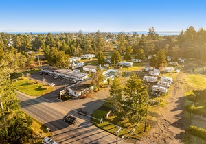 Quaint room with a kitchenette, fast WiFi, TV - less than a mile from the beach