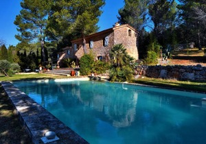 Quaint Villa in Villecroze France with Swimming Pool