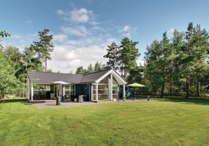 Quality holiday home with three good bedrooms and a large luxury bathroom.