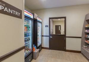 Queen Studio Near Downtown | Breakfast + Pool Access!