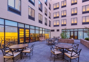 Queen Studio Near Downtown | Breakfast + Pool Access!