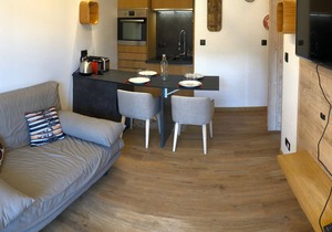 Quiet 2-room apartment with pool and WIFI, 4 people