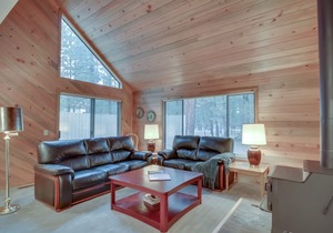 Quiet retreat with washer/dryer, pool, & hot tub - dog-friendly