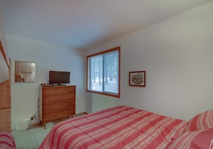 Quiet retreat with washer/dryer, pool, & hot tub - dog-friendly