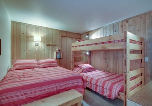 Quiet retreat with washer/dryer, pool, & hot tub - dog-friendly