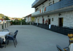 R12 - spacious room in hotel, 2 min to the beach