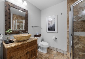 RARE FIND! Private Suite on Country Retreat Covered with Trees PLUS POOL!