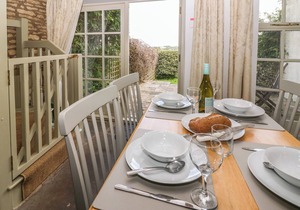 RED FAWN COTTAGE, pet friendly, character holiday cottage in Blockley